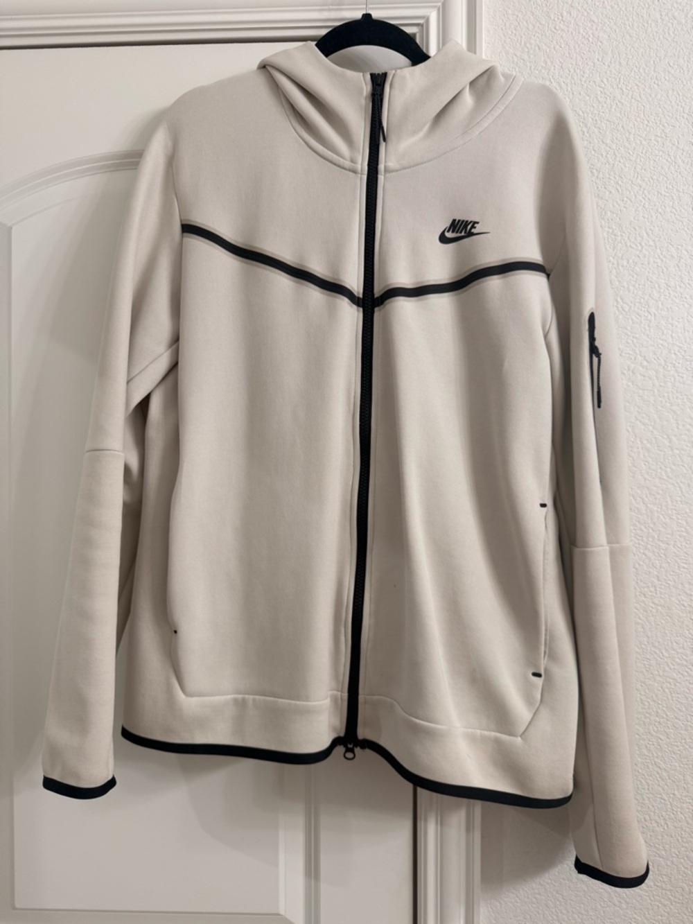 Nike Tech - Men’s Full Zip Jacket and Matching Pants. - Picture 2 of 9
